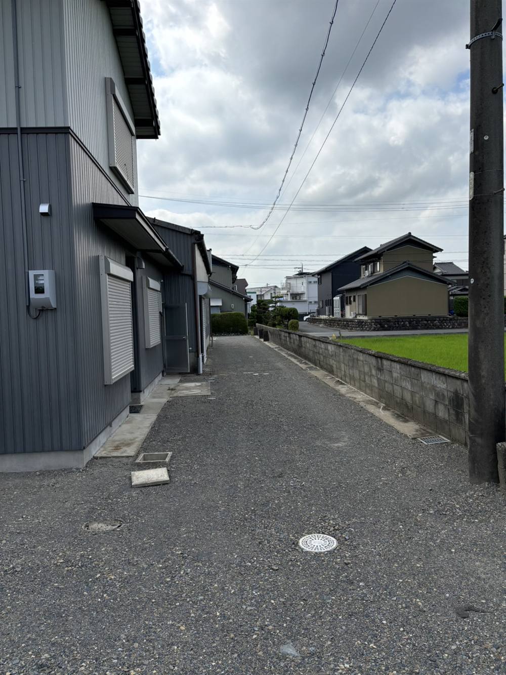 とまるん長島の外観と周辺の街並み