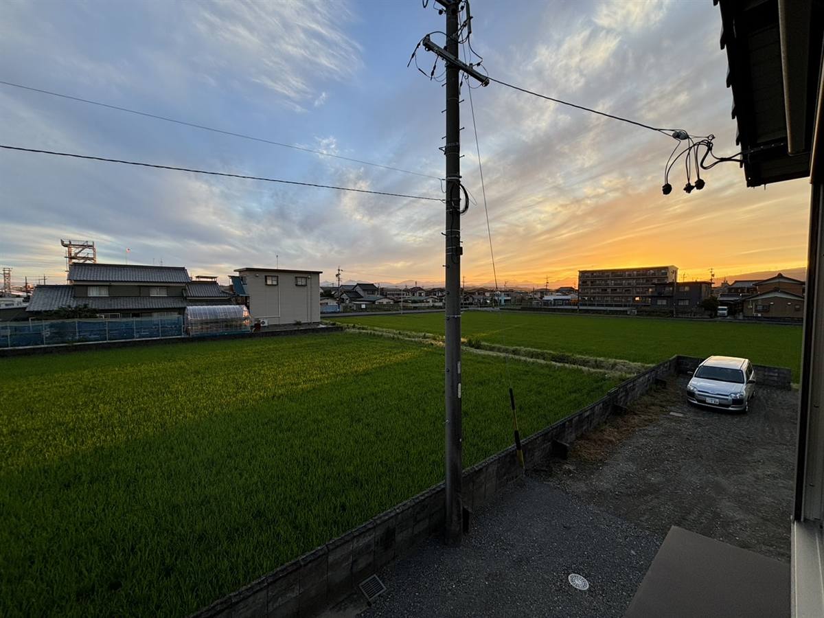 とまるん長島から望む、田園に沈む夕陽